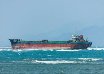 Макрон показал кадры захвата российского танкера “теневого флота” России в Северном море