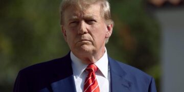 Бывший советник Трампа продал биткоины с убытком более 40%