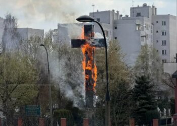 У Польщі у Страсну п'ятницю загорівся 17-метровий хрест