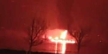 У новоросійську повідомляють про атаку на порт, пожежі та влучання уламків у багатоповерхівку