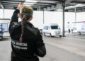 Прикордонники не пустили в Польщу українку через "радіоактивну" 100-доларову купюру