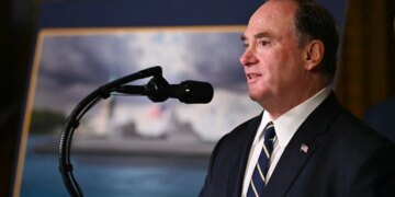 Міністр ВМС США Джон Фелан раптово подав у відставку, його обов’язки виконуватиме заступник