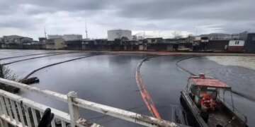 У туапсе після атак дронів нафту винесло на пляж, наслідки прибирають вручну