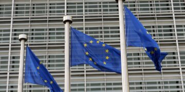 Україна стикається з ризиком посилення умов для €90 млрд кредиту ЄС – Bloomberg
