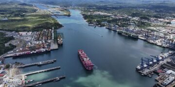 Цены на проход по Панамскому каналу взлетели до рекорда из-за войны в Иране, – FT