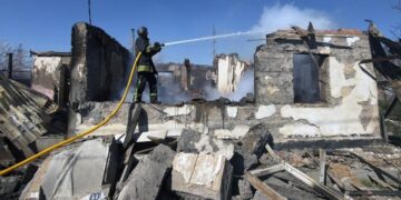 У Нікополі 10 людей, серед них – діти, поранено через російськи обстріли