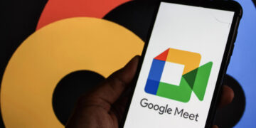 Google Meet интегрирован в CarPlay, но без видео — ради безопасности водителей