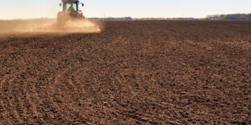 Правительство Украины приняло ряд изменений для фермеров на прифронтовых территориях – премьер-министр