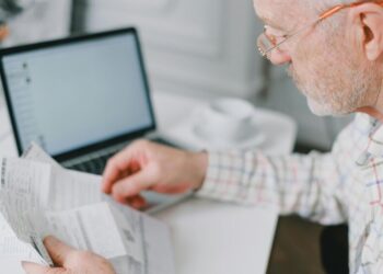 Оцифровка стажа: часть украинцев рискует остаться без пенсии – кто в опасной группе