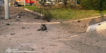 Двоє чоловіків постраждали через атаки ворога на Дніпропетровщині