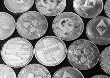 Около половины криптовалют упали до исторических минимумов