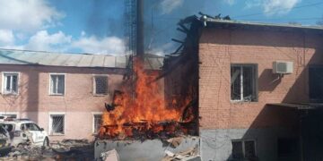 Россияне днем атаковали отделение полиции в Прилуках (фото)