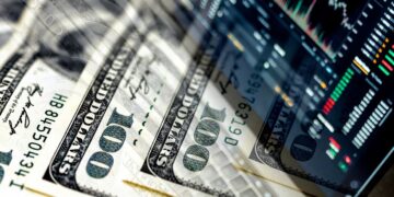 Евро отошел от рекорда, доллар растет: курс на 16 апреля и что делать с “сомнительными” купюрами