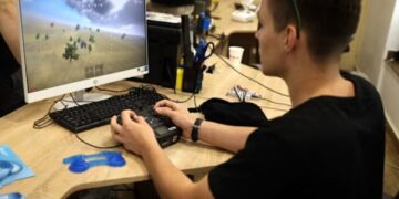 FT: украинские пилоты сбивают российские дроны за 500 км от цели