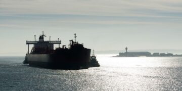 Пролив снова закрыт? Провал переговоров США и Ирана заставил суда развернуться