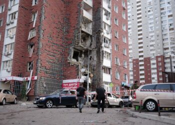 Владельцы разрушенного жилья не будут платить за коммуналку: Зеленский подписал закон