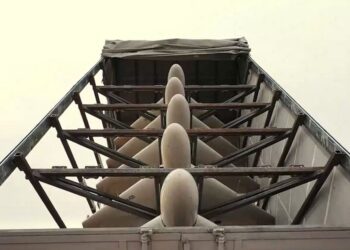 Пропаганда с неба: россияне с дронов разбрасывают листовки о “плохом” Трампе (фото)