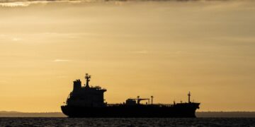 Пролив снова “под замком”? Нефтяные танкеры разворачиваются возле Ормуза