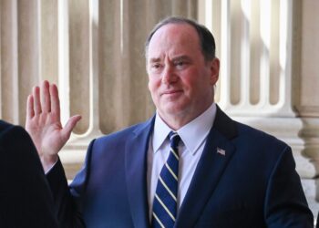 Глава ВМС США внезапно ушел в отставку после конфликта из-за Трампа, – WSJ