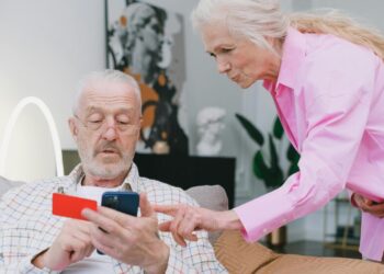 Пенсионную карту заморозят без предупреждения: ПФУ назвал условие, которое нарушают тысячи