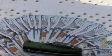 Посадовець ТЦК на Волині та ексвійськовий за хабарі знімали з розшуку військовозобов’язаних